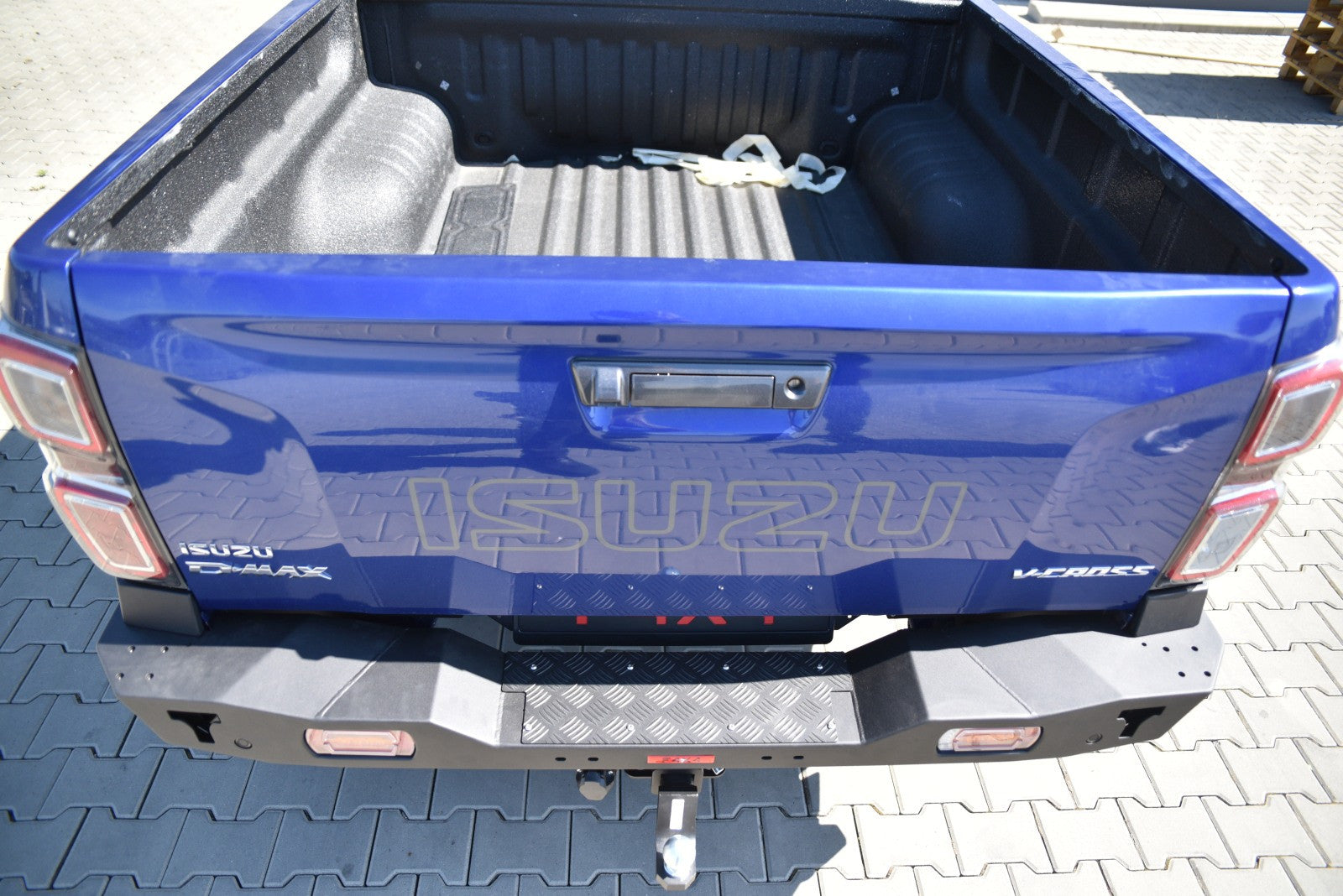 Zderzak tył z lampami LED Isuzu D-MAX 2020-