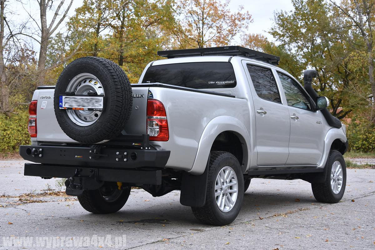 Zderzak tył Toyota Hilux 05-15 (przystosowany do mocowania koła i kanistra)