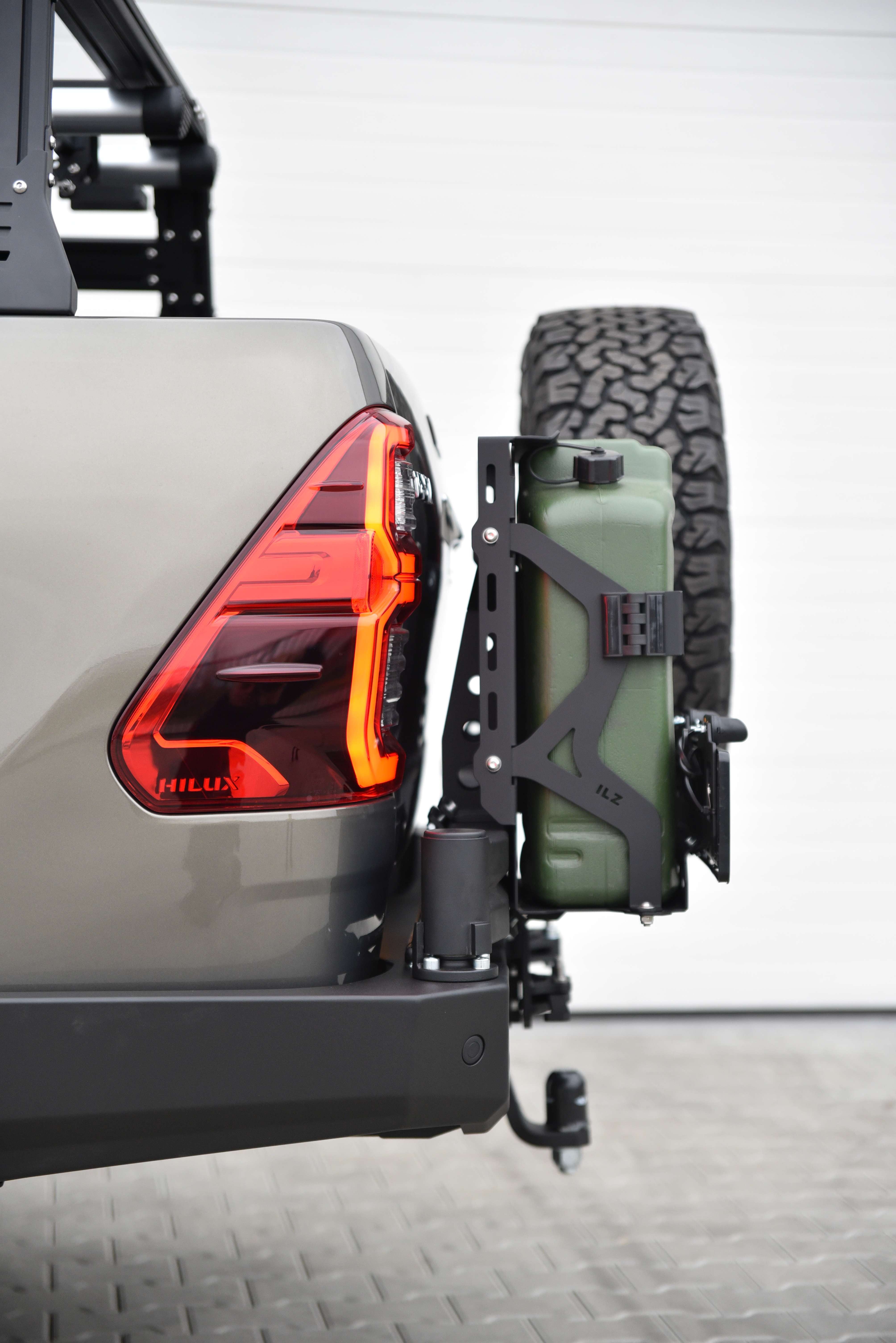 Zderzak tył długi z lampami LED Toyota Hilux Revo 2020-