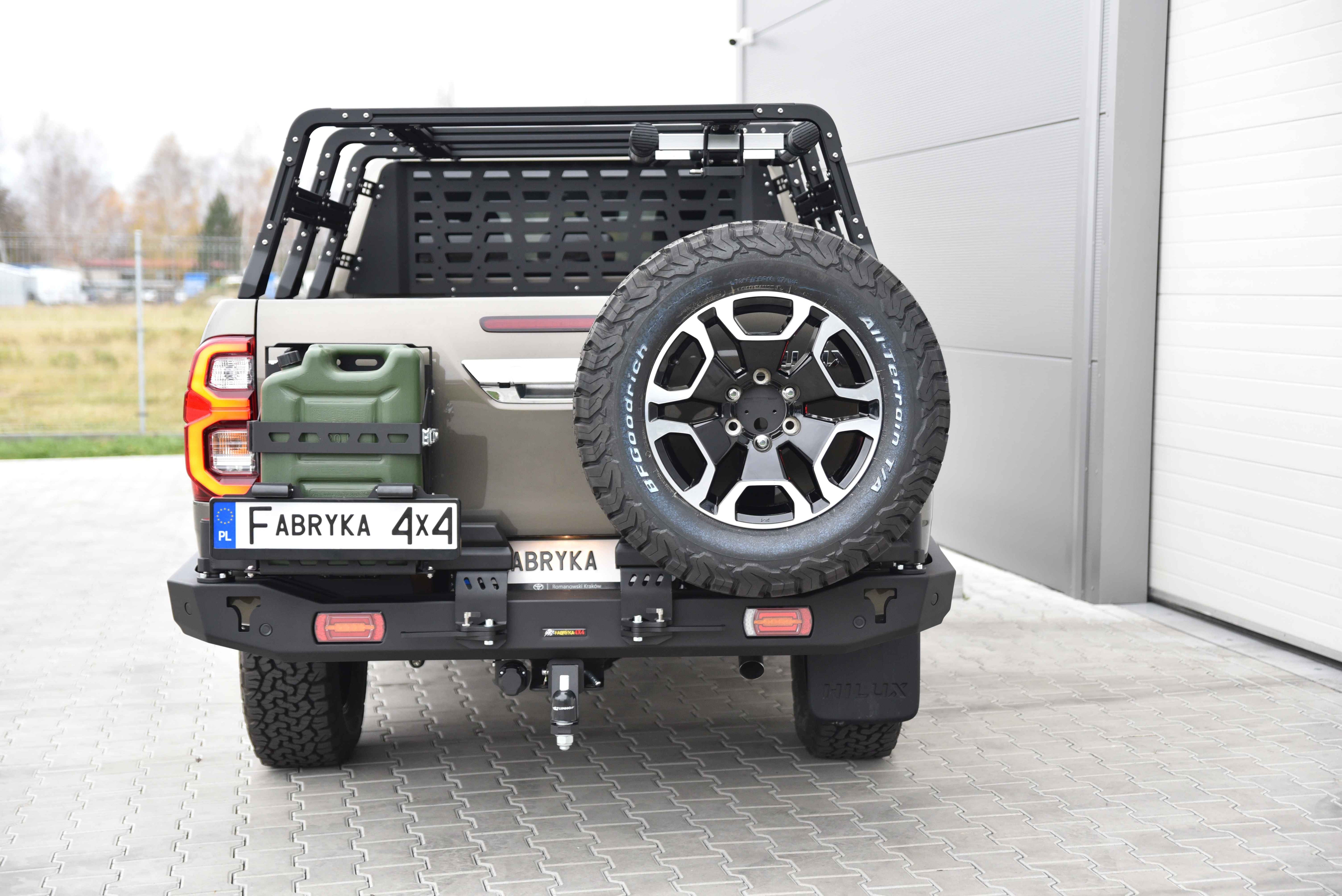 Zderzak tył długi z lampami LED Toyota Hilux Revo 2020-