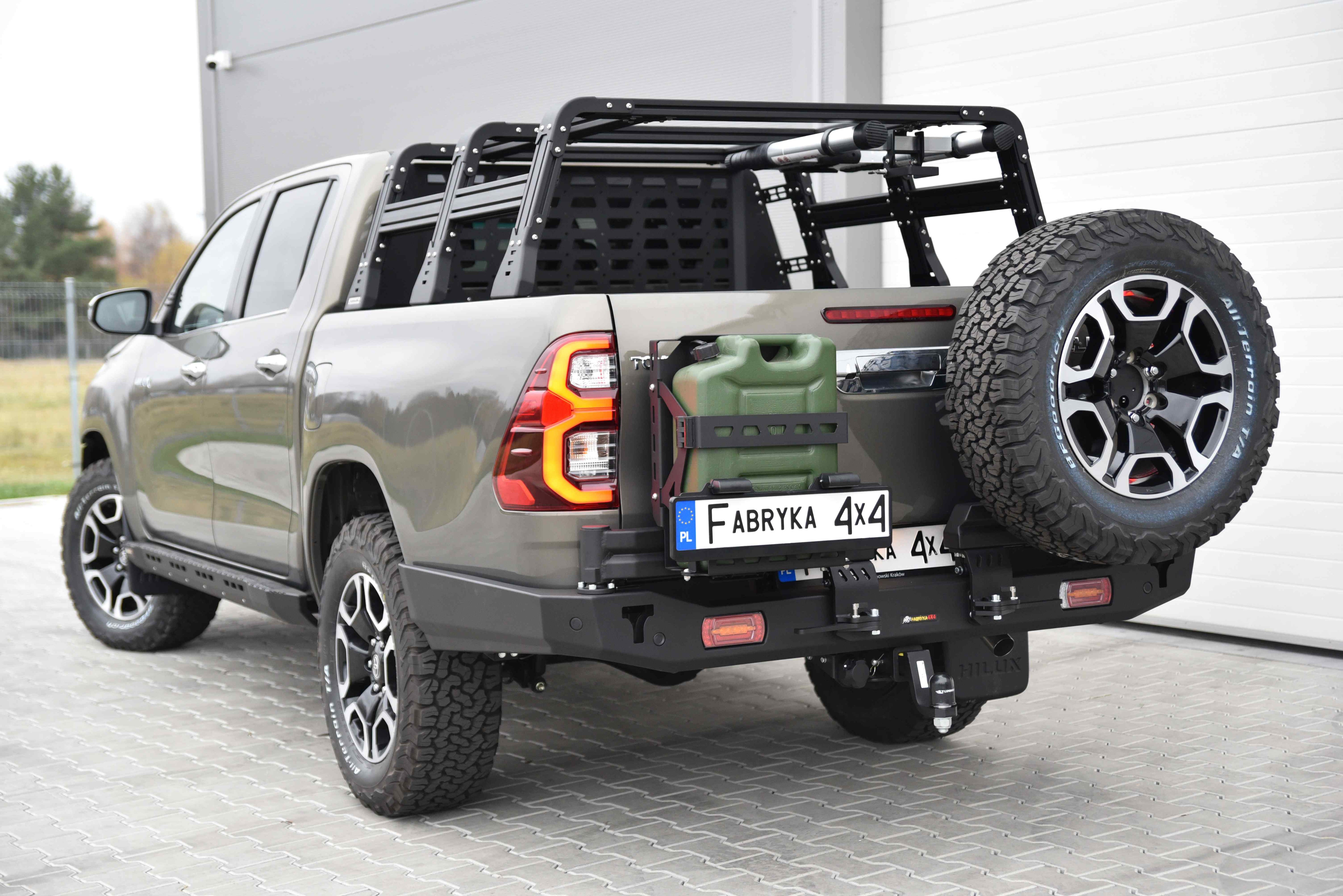 Zderzak tył długi z lampami LED Toyota Hilux Revo 2020-