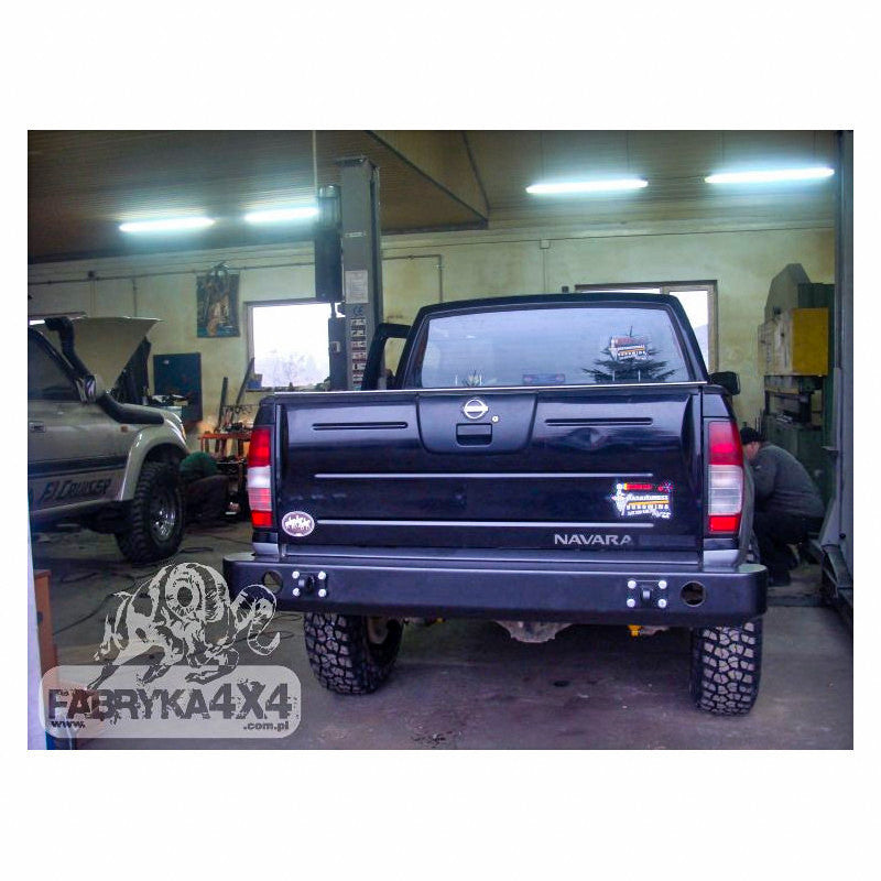 Zderzak tył doublecab Navara D22 01-04