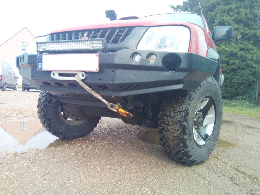 Zderzak przód Mitsubishi L200 96-05