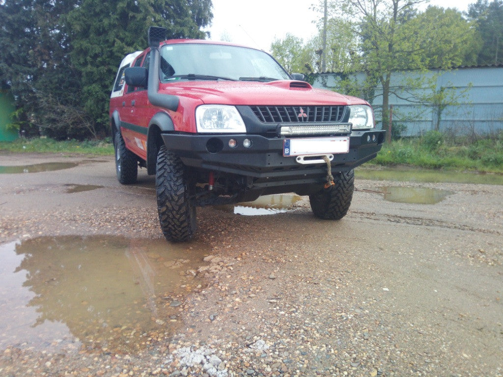Zderzak przód Mitsubishi L200 96-05