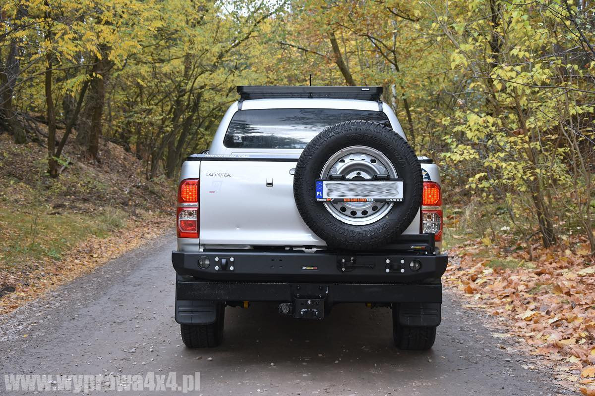 Zderzak tył Toyota Hilux 05-15 (przystosowany do mocowania koła i kanistra)