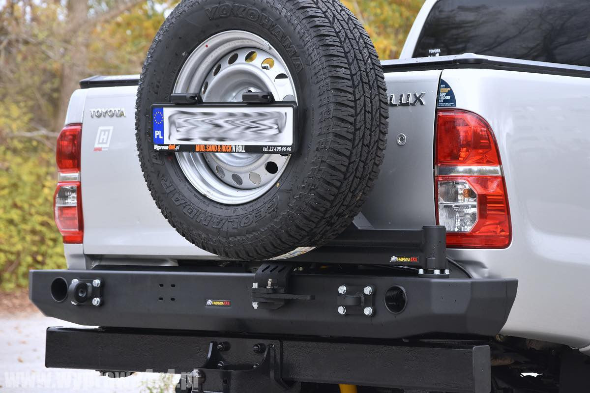 Zderzak tył Toyota Hilux 05-15 (przystosowany do mocowania koła i kanistra)