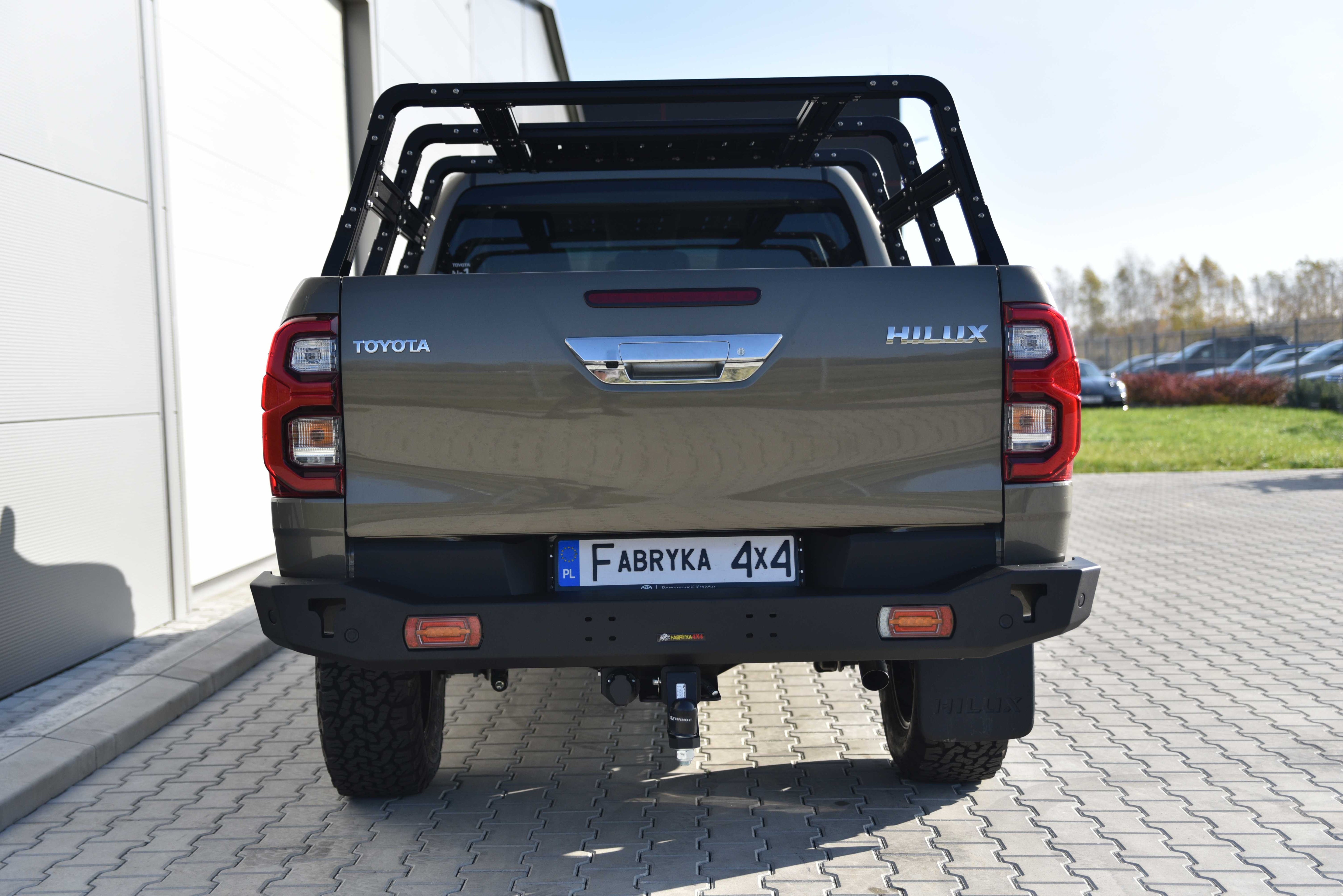 Zderzak tył krótki z lampami LED Toyota Hilux Revo 2020-