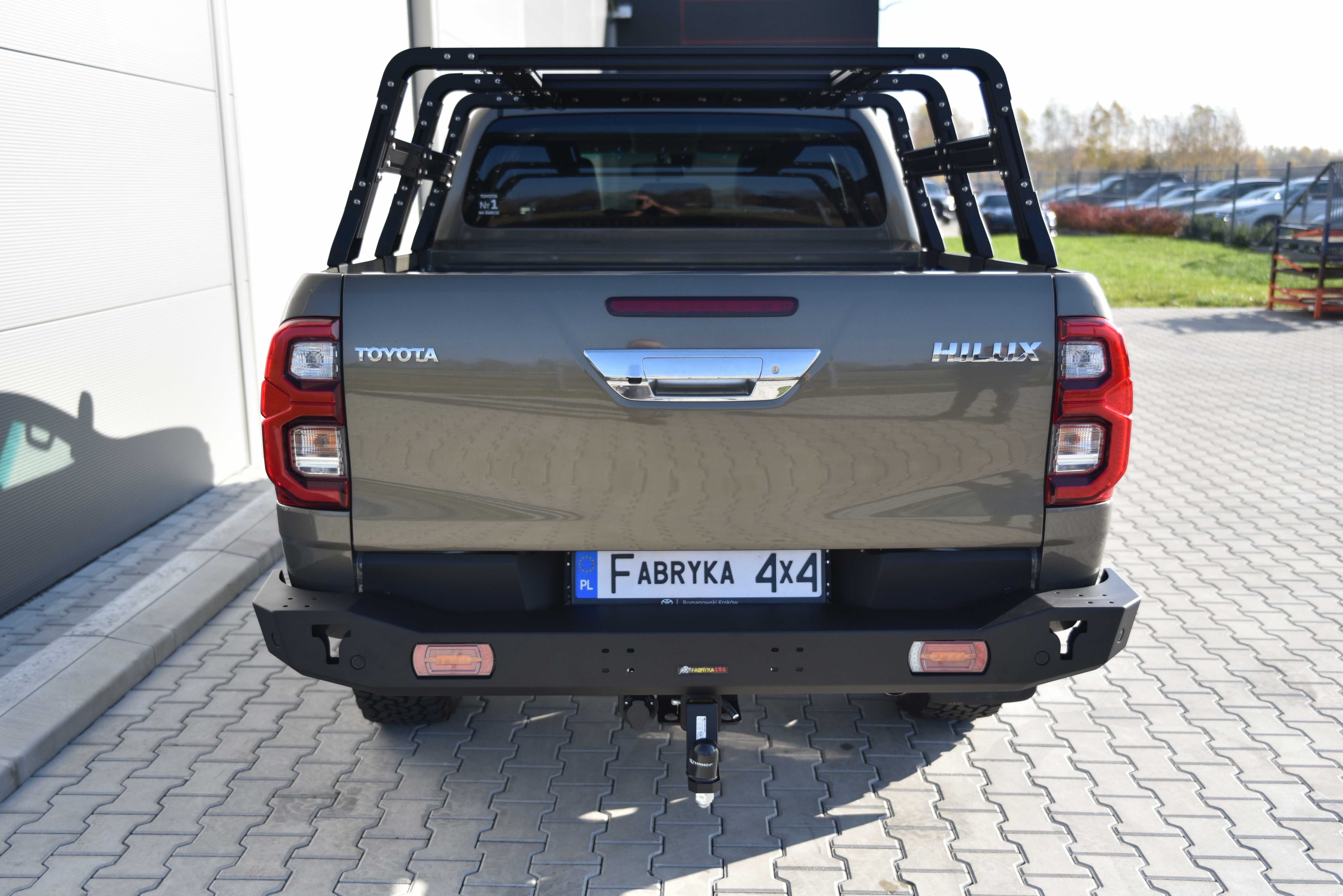 Zderzak tył krótki z lampami LED Toyota Hilux Revo 2020-