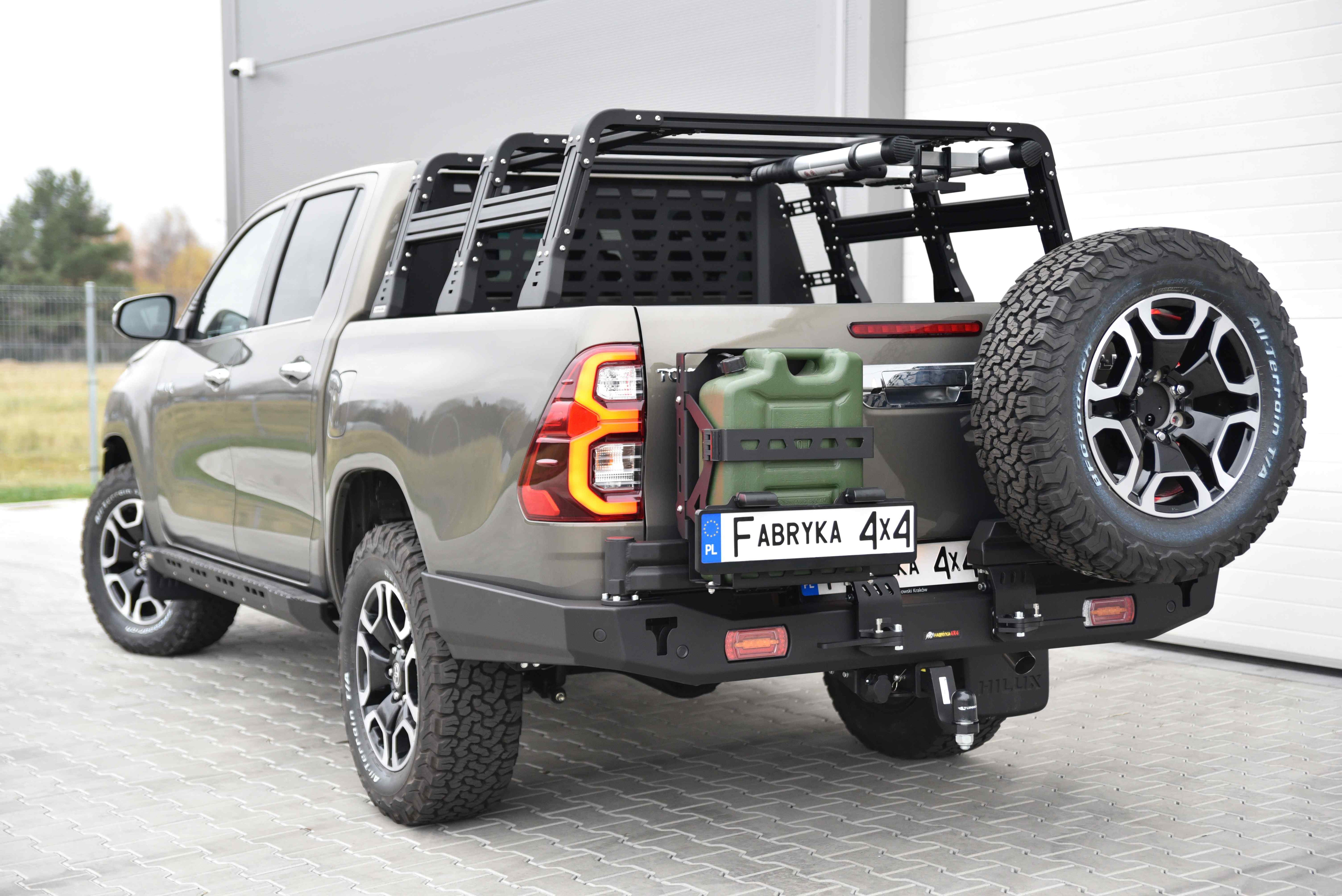 Zderzak tył długi z lampami LED Toyota Hilux Revo 2020-