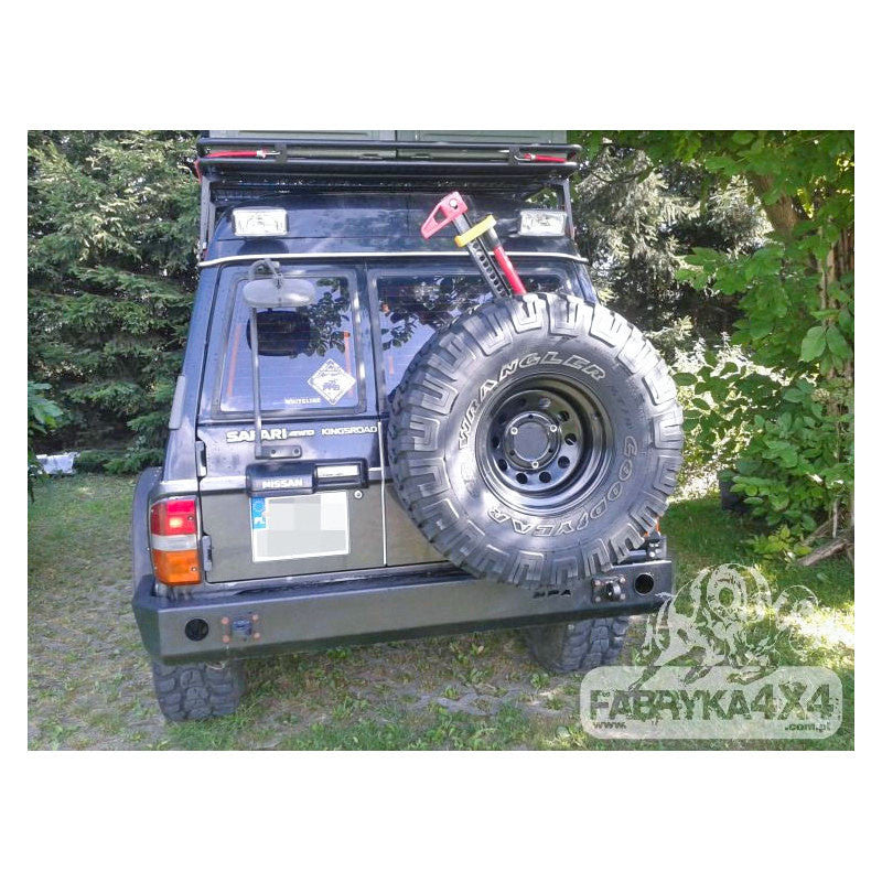 Zderzak tył bez podciętej karoserii Nissan Y60
