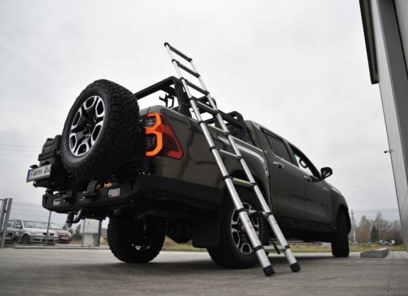 Uchwyt drabiny + drabina teleskopowa 2,6m do bed rack Toyota HILUX REVO 2020-