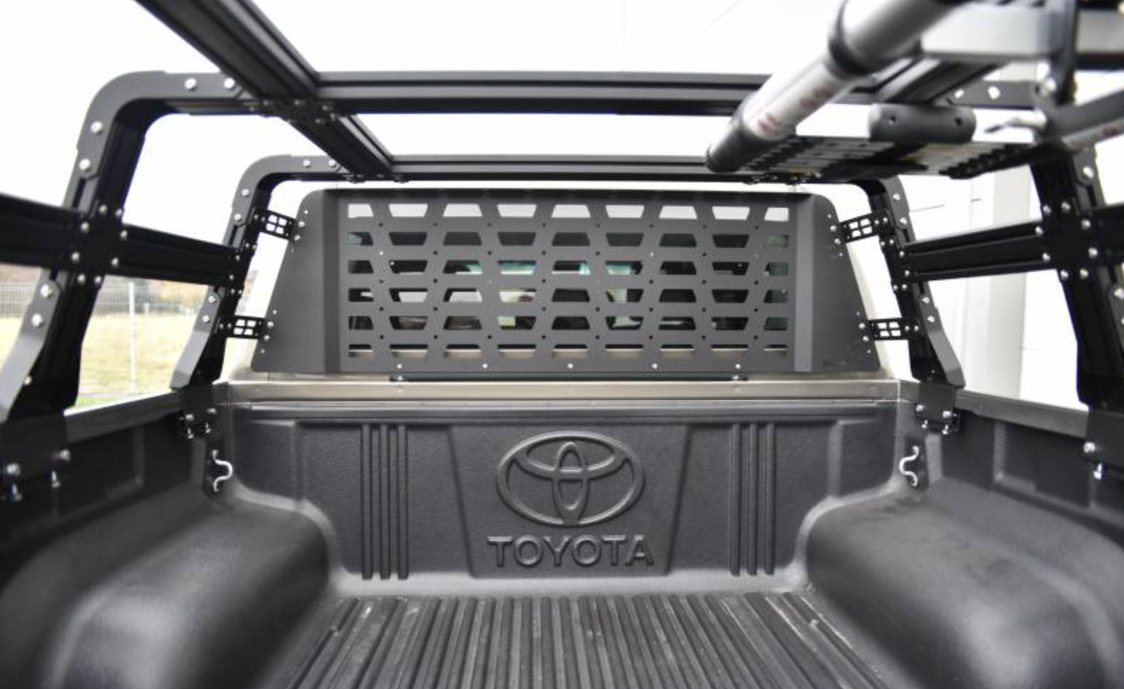 Osłona tylnej szyby do bed rack Toyota HILUX REVO 2020-