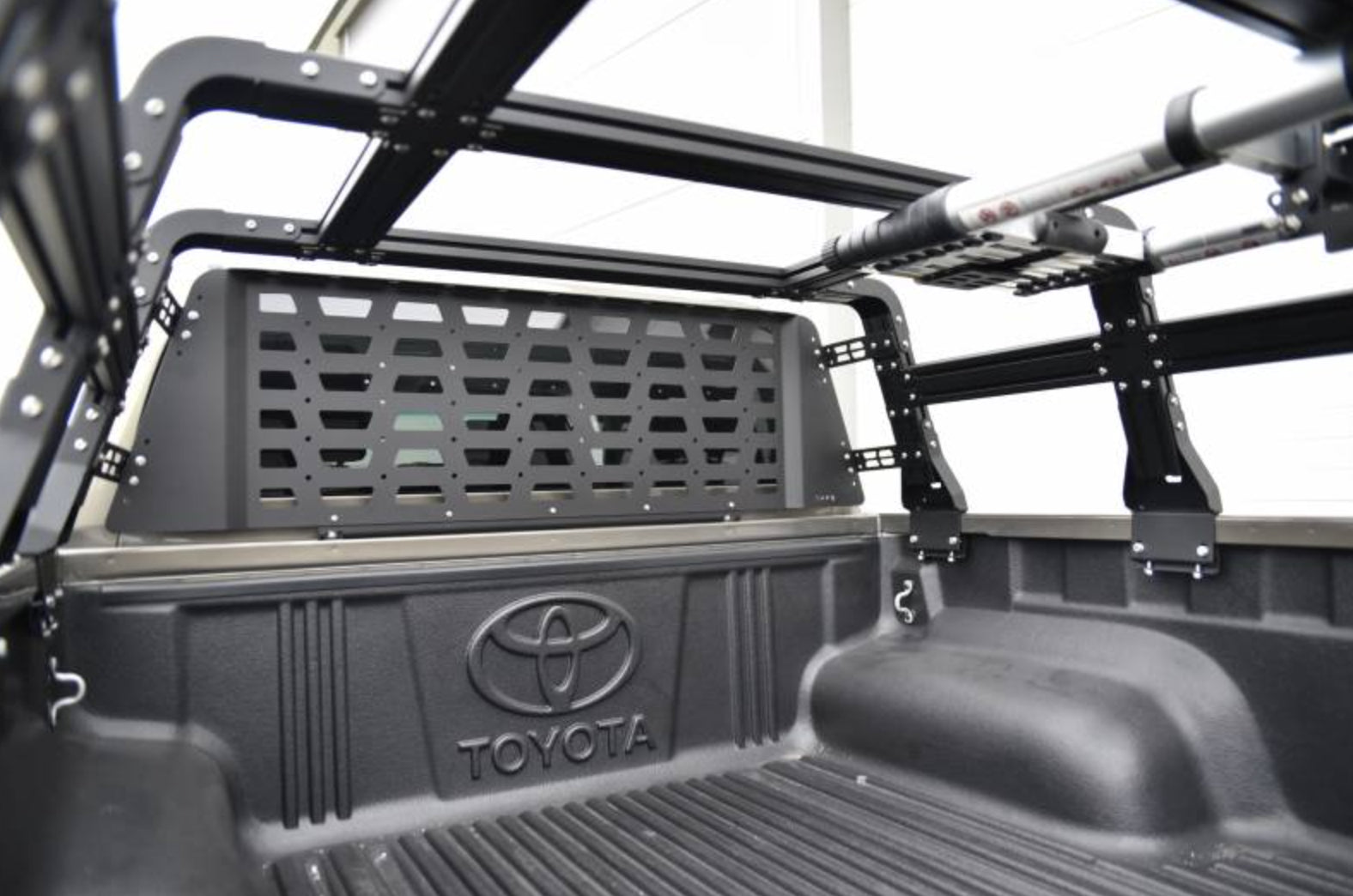 Osłona tylnej szyby do bed rack Toyota HILUX REVO 2020-