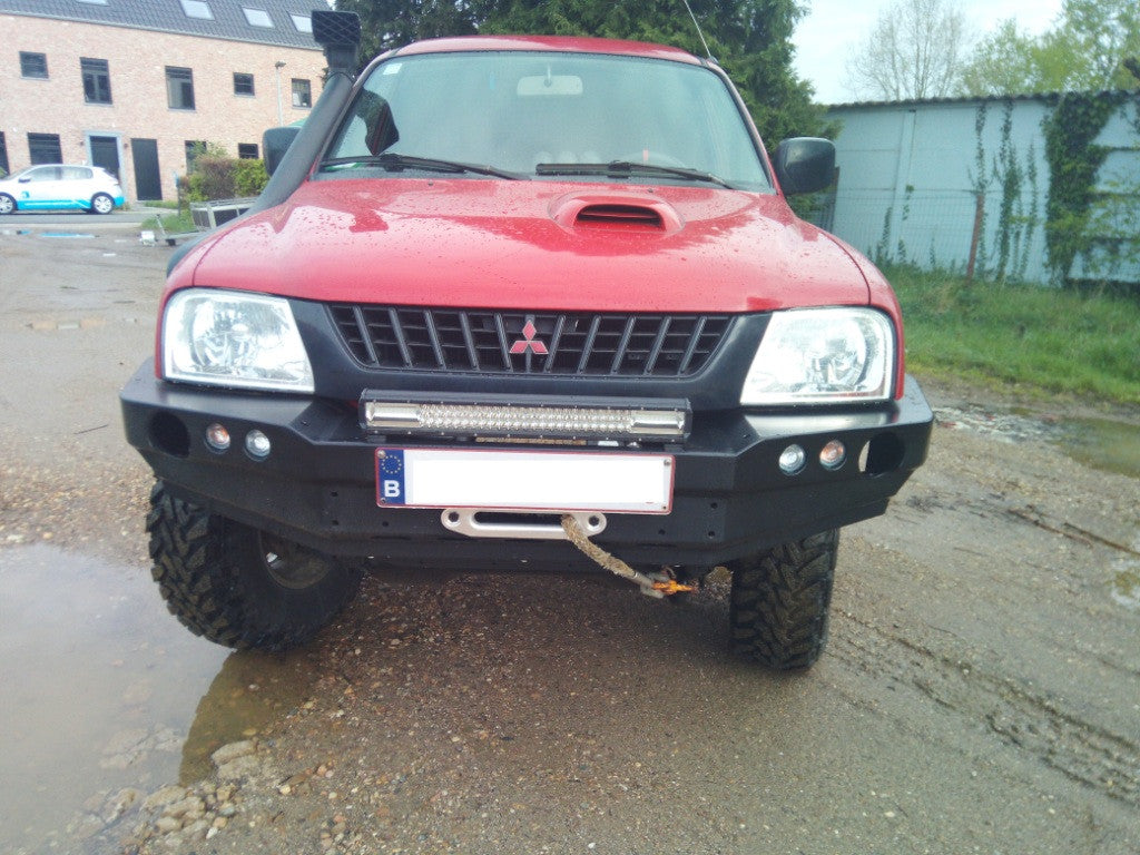 Zderzak przód Mitsubishi L200 96-05